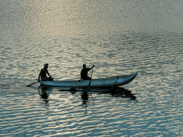 Kleines Boot mit zwei Männern, Kandalama See, Dambulla, Sri Lanka