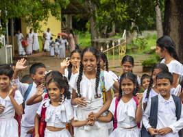 Gruppe Schulkinder, Mädchen und Jungen in weißer Schulkleidung, Dambulla, Sri Lanka