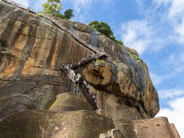 Besucher besteigen die Treppen am Sigiriya Felsen, Sri Lanka
