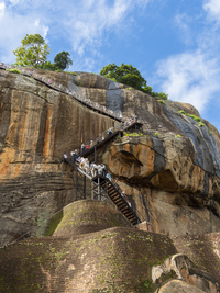 Besucher besteigen die Treppen am Sigiriya Felsen, Sri Lanka