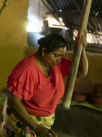 Singhalesische Frau stampft Reis, Sri Lanka
