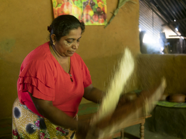 Singhalesische Frau schüttelt Reis mit Korb, Sri Lanka