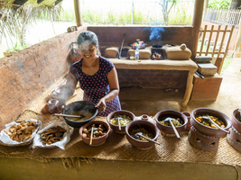 Singhalesische Frau bereitet Mittagessen in Lehmtöpfen, Sri Lanka