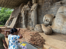 Betende Frau vor liegender Buddha-Statue, Gal Vihara, Polonnaruwa, Sri Lanka
