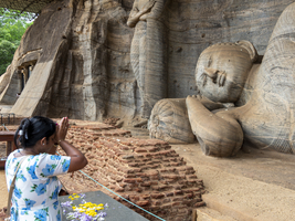 Betende Frau vor liegender Buddha-Statue, Gal Vihara, Polonnaruwa, Sri Lanka