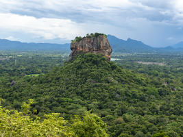 Sigiriya Felsen in grüner Landschaft, Sri Lanka
