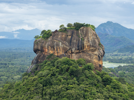 Sigiriya Felsen in grüner Landschaft, Sri Lanka