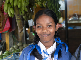 Singhalesisches Schulmädchen mit weiß-blauer Kleidung, Zöpfen mit blauen Schleifen, Sri Lanka