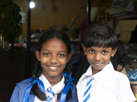 Singhalesische Schulmädchen mit weiß-blauer Kleidung, Krawatten, Zöpfen mit blauen Schleifen, Sri Lanka