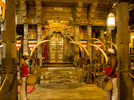Zahntempel innen mit Trommler, Sri Dalada Maligawa, Kandy, Sri Lanka