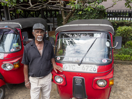 Tuktuk Fahrer und Taxi, Sri Lanka
