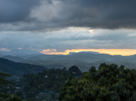 Berglandschaft mit Wolken bei Kandy, Sri Lanka
