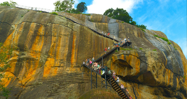 Felsen Sigiriya, Besteigung, Menschen auf schmaler Treppe, Sri Lanka