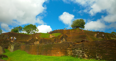 Ruinen der Felsenfestung Sigiriya mit Touristen, Sri Lanka