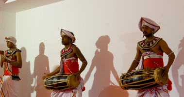 Tänzer und Trommler, traditionelle bunte Kleidung, Oak-Ray Tanz, Sri Lanka