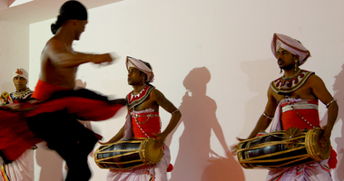 Tänzer und Trommler, traditionelle bunte Kleidung, Oak-Ray Tanz, Sri Lanka