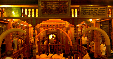 Besucher im Zahntempel, Sri Dalada Maligawa, Kandy, Sri Lanka