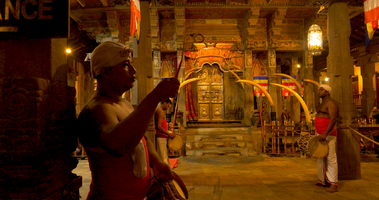 Wächter und Trommler im Zahntempel, Sri Dalada Maligawa, Kandy, Sri Lanka
