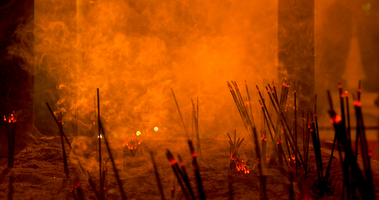Anzünden von Räucherstäbchen und Rauch, mystisch, Zahntempel, Sri Dalada Maligawa, Kandy, Sri Lanka