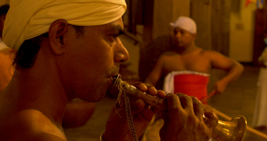 Mann mit Blasinstrument, Zahntempel, Sri Dalada Maligawa, Kandy, Sri Lanka