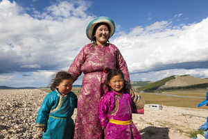 Mädchen und Frau mit traditionellem Festkleid, Mongolei