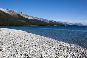 Steiniger Strand und blaues Wasser, Khuvsgul See, Mongolei