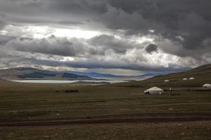 Steppe und Berge, dramatische Wolken, Mongolei