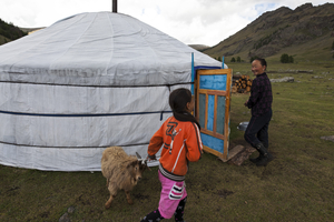 Nomaden vor Jurte, Mongolei