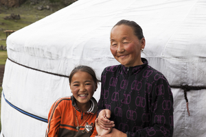 Nomaden vor Jurte, Mädchen und Frau, Mongolei