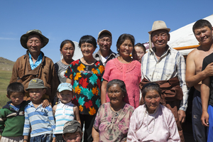 Mongolische Familie vor Jurte, Männer, Fauen, Kinder, Mongolei