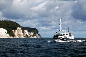 Kutter vor Kreidefelsen und Kreiseküste, Insel Rügen, Ostsee, Deutschland