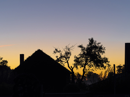 Sonnenaufgang an Dorfrand, kleines Landhaus, Schlepzig, Spreewald, Brandenburg, Deutschland