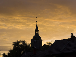 Dorfkirche Schlepzig bei Sonnenaufgang vor gelbem Himmel, Spreewald, Brandenburg,  Deutschland