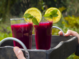 Frisch gepresster Saft von Rote Beete mit Apfel und Zitrone im Saftglas, Früchte und Gemüse