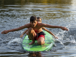 Kinder, Jungs, auf standup paddle board im See, Deutschland