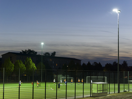 Fußballplatz und Fußballspiel, Training der Jugend, mit Kunstlicht beleuchtet, Lübbenau, Brandenburg, Deutschland