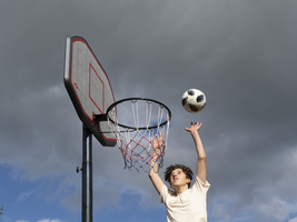 Basketball Sprung mit dem Ball zum Korb und Netz, Junge 14 Jahre, sportliche Aktivität mit Kindern, Deutschland