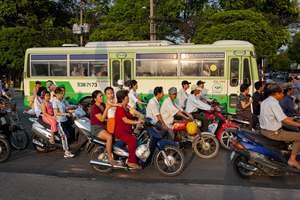 Mopeds und Bus in Straßen von Saigon, Ho-Chi-Minh-Stadt, Vietnam