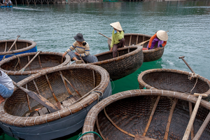 Korbboote im Meer, Vietnam