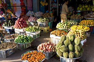 Früchtemarkt an der Straße, Vietnam