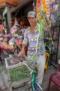 Mann mit Schlangen in der Hand, auf dem Markt, Vietnam