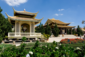 Tempel mit Garten bei Dalat, Truc Lam Pagode, Vietnam