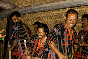 Gongmusik und Trommeln bei den Mnong, Minoritäten, Vietnam