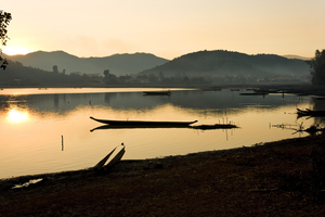 Sonnenaufgang am Lac Lake, Boote und Berge, Vietnam
