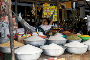 Schlummernde Marktfrau  und Schüsslen mit Reis, Nha Trang, Vietnam