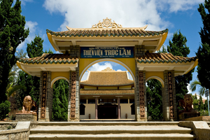 Tor zur Truc Lam Pagode, Dalat, Vietnam