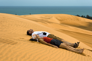 Frau und Mann liegen auf Sanddünen von Mui Nee, Vietnam