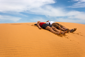 Frau und Mann liegen auf Sanddünen von Mui Nee, Vietnam