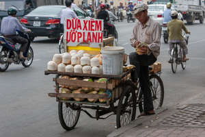 Kokosnuss Verkäufer am Straßenrand, Saigon, Vietnam