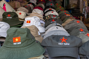 Mützen und Hüte mit rotem Vietnam Stern, Vietnam